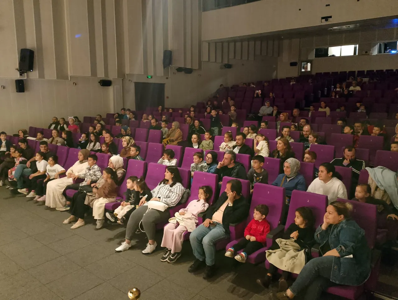 Minikler tiyatroda hem eğlendi hem öğrendi