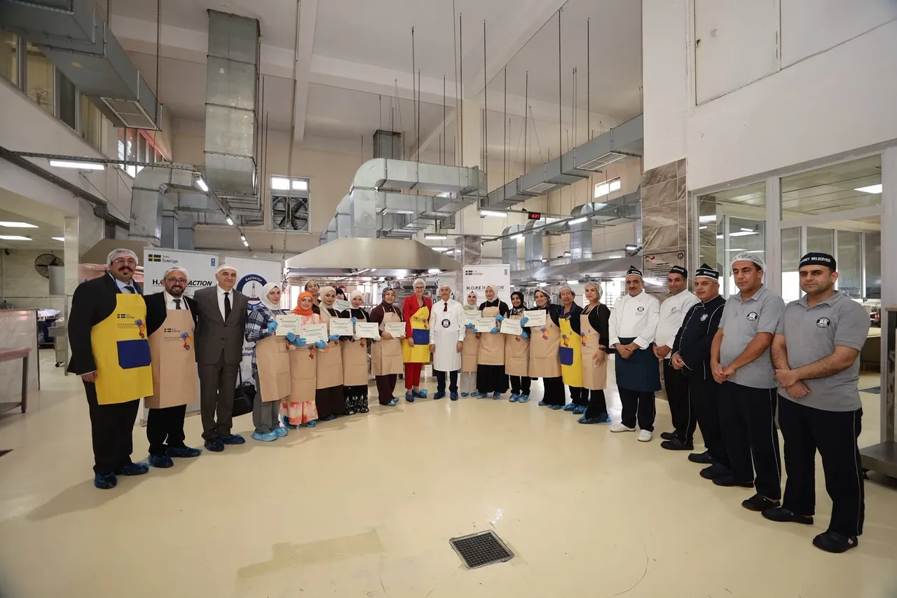 İsveç Büyükelçisi Belediyesi aşevinde baklava açtı