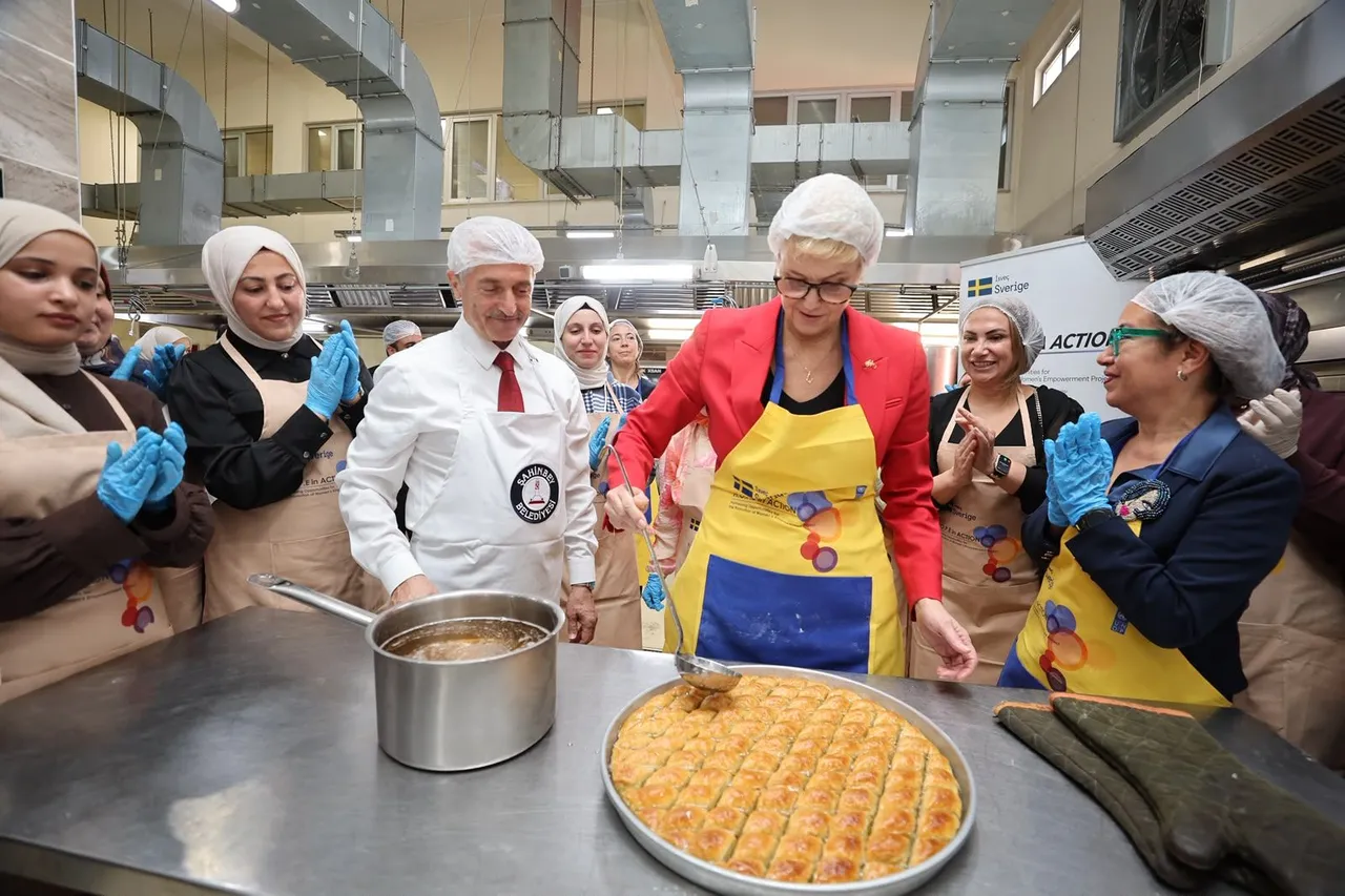 İsveç Büyükelçisi Belediyesi aşevinde baklava açtı