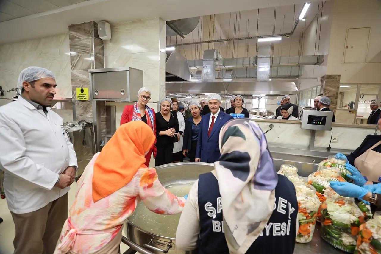 İsveç Büyükelçisi Belediyesi aşevinde baklava açtı