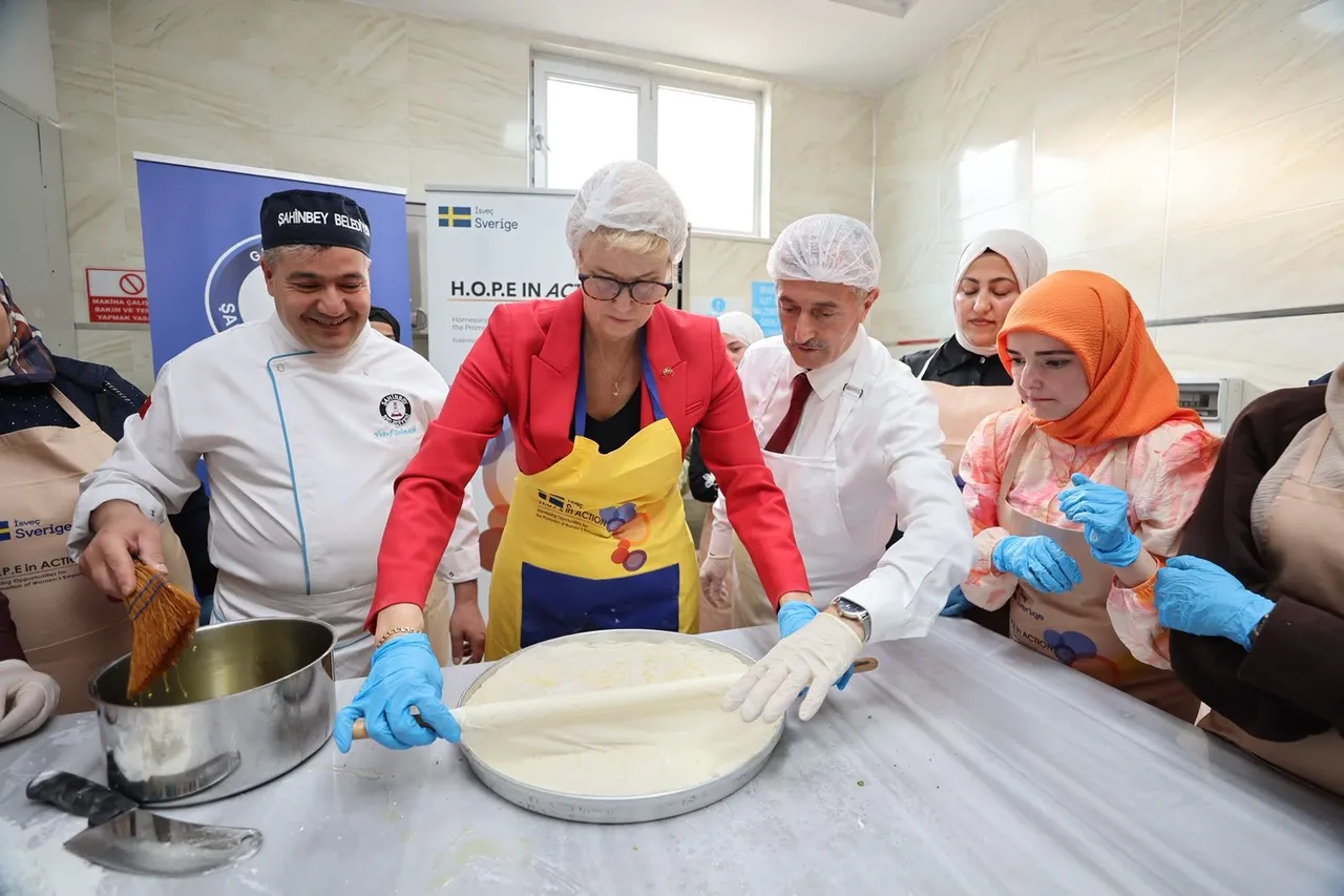 İsveç Büyükelçisi Belediyesi aşevinde baklava açtı