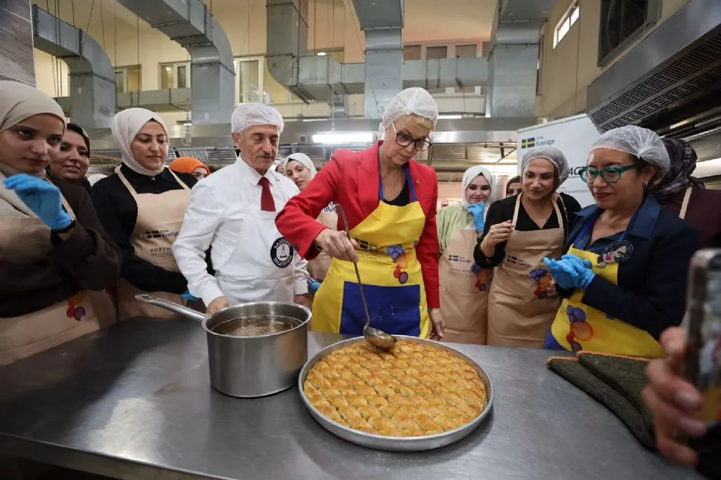 İsveç Büyükelçisi Belediyesi aşevinde baklava açtı