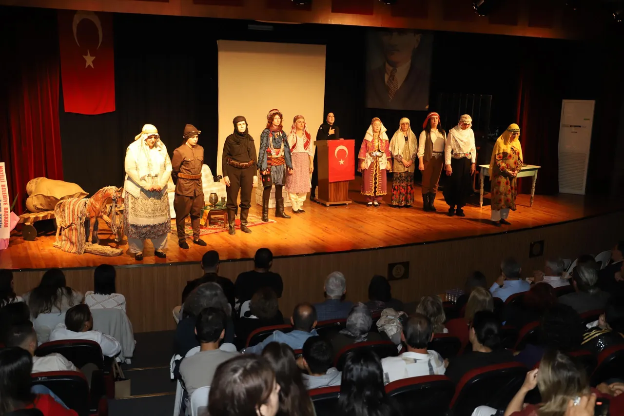 Nazilli’de “Abide-i Aşk” tiyatro oyunu sahnelendi