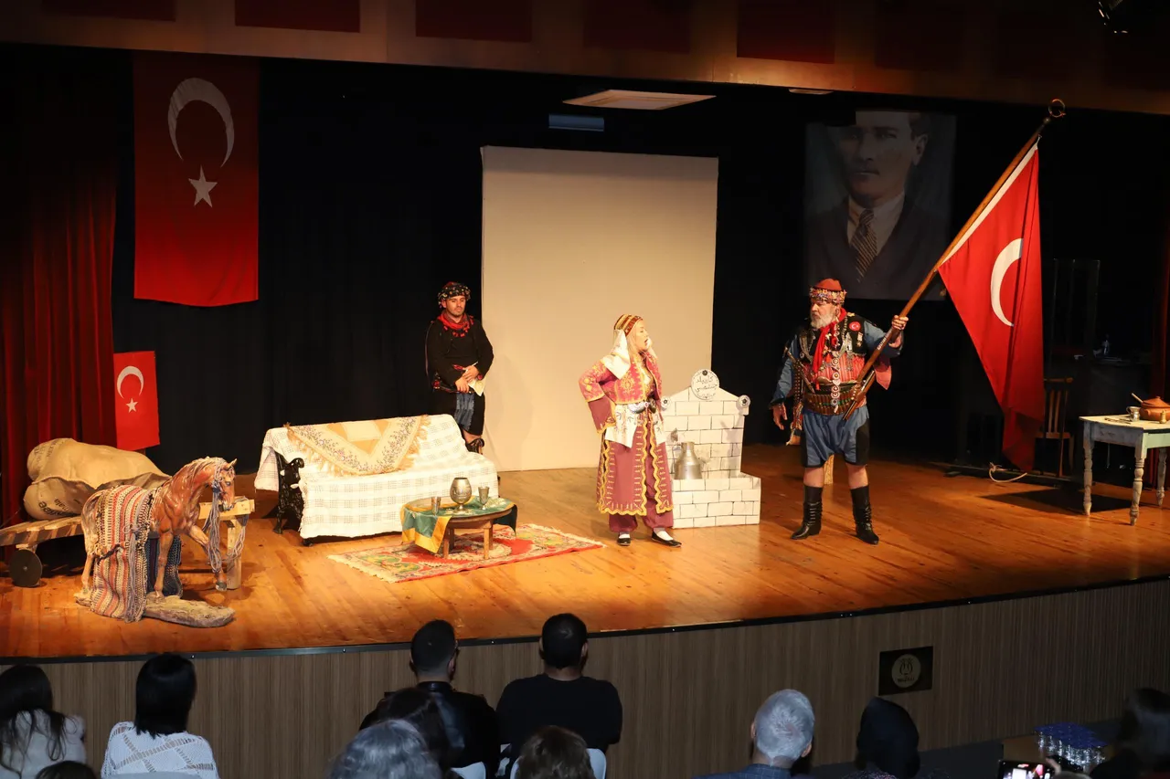 Nazilli’de “Abide-i Aşk” tiyatro oyunu sahnelendi