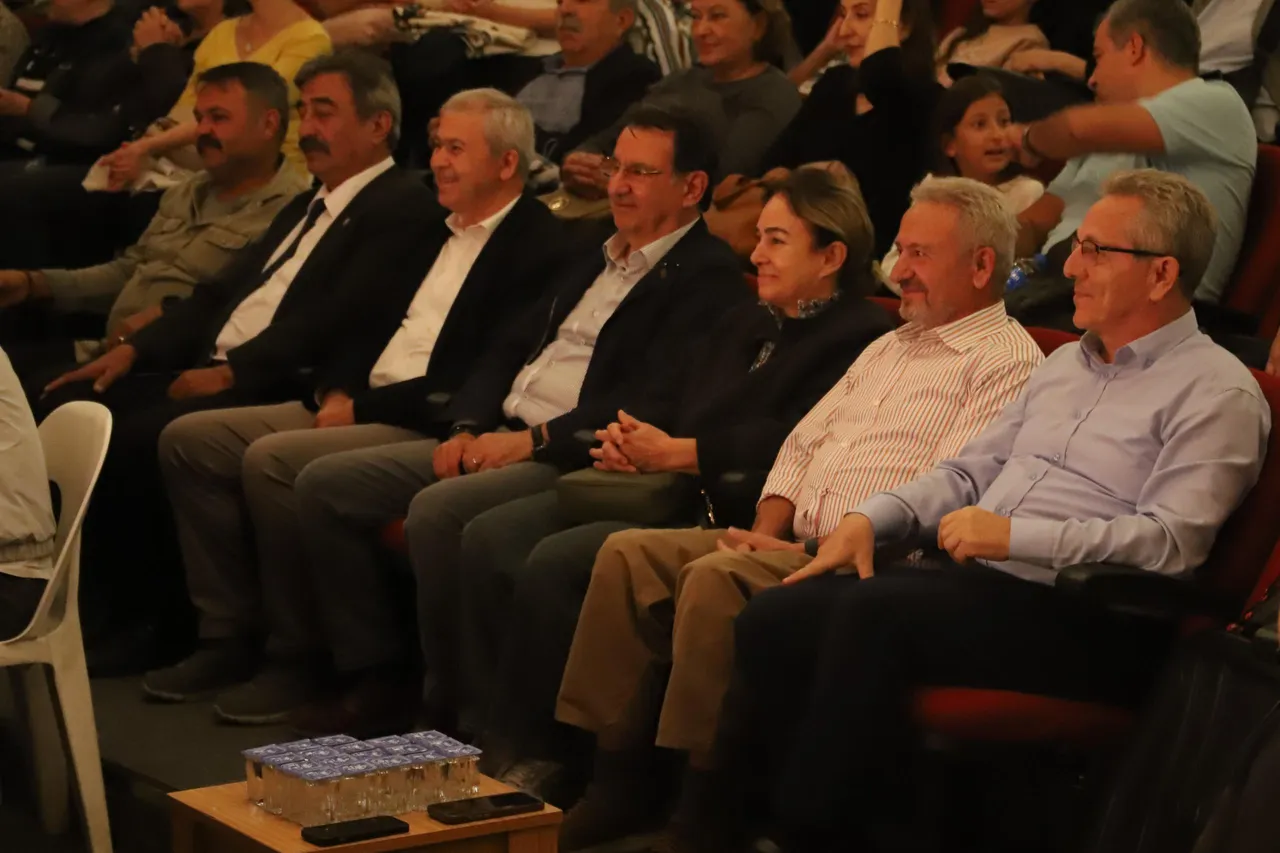 Nazilli’de “Abide-i Aşk” tiyatro oyunu sahnelendi