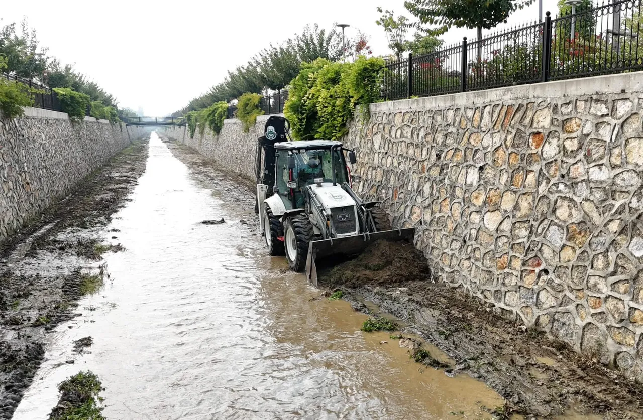 İnegöl Belediyesi’nden yağış öncesi sel ve su baskınlarına karşı önlem