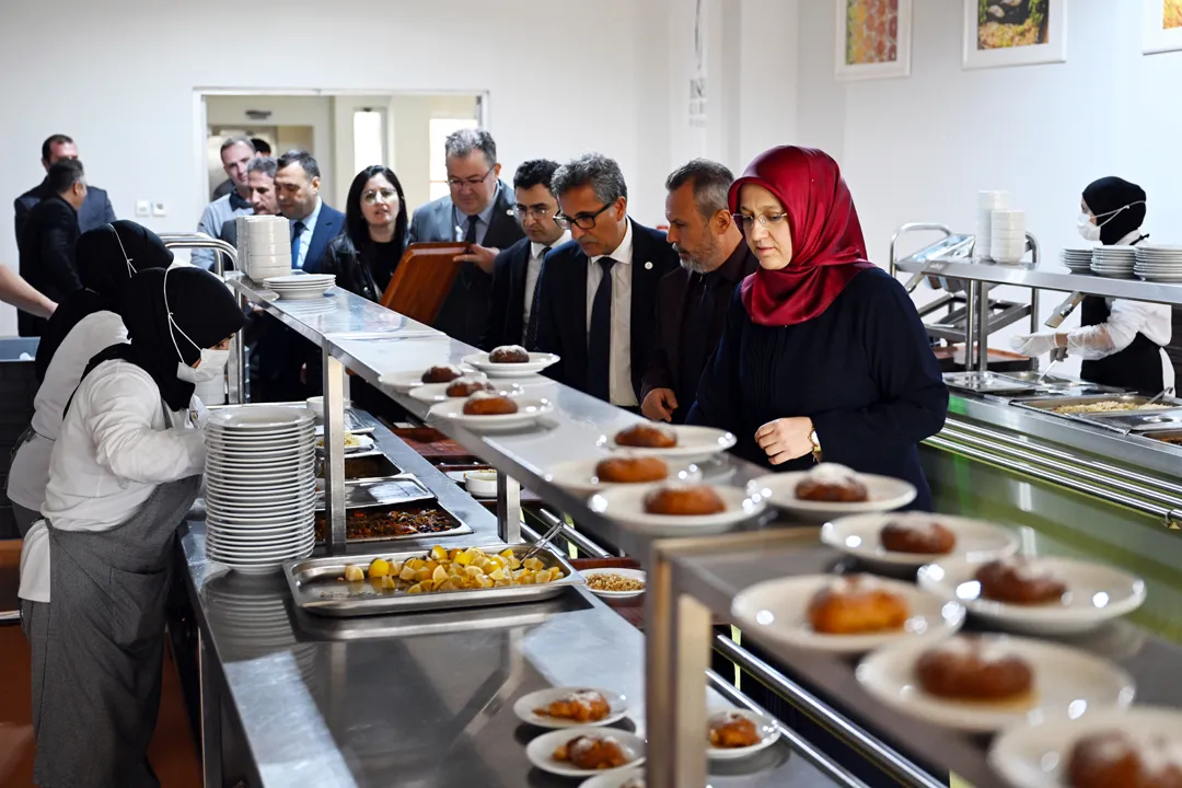 Rektör Kibar öğrencilerle aynı sofrayı paylaştı
