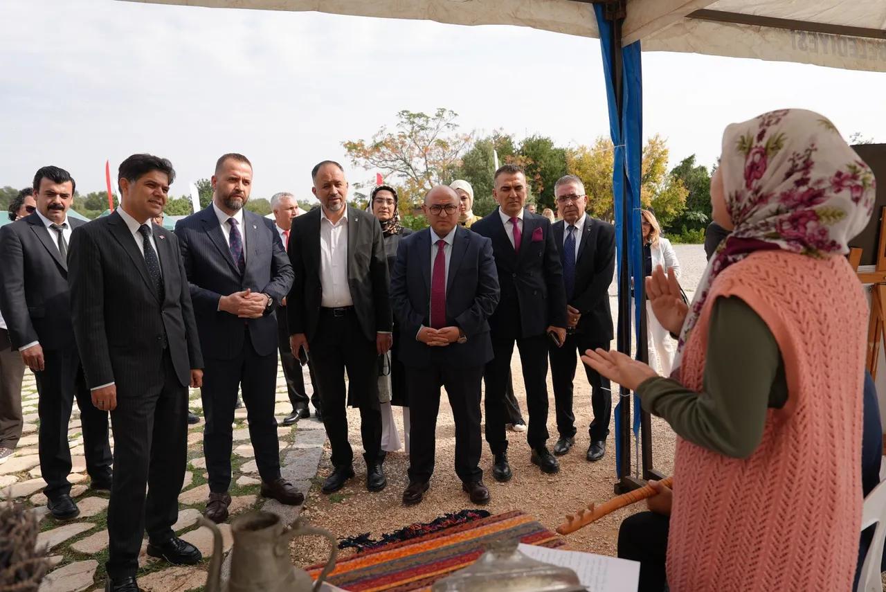 Gençler türkülerle geleceğe köprü kurdu