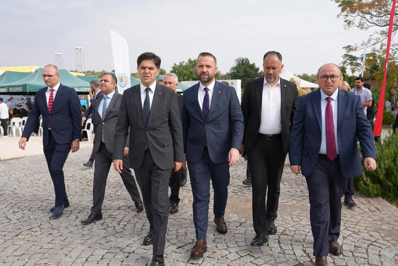 Gençler türkülerle geleceğe köprü kurdu