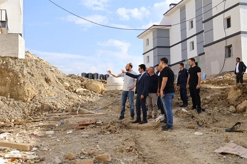 Ferizli Sinanoğlu Mahallesi’nde yapımı devam eden TOKİ konutları yerinde incelendi