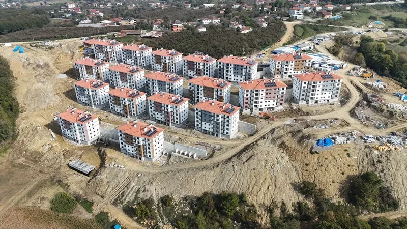 Ferizli Sinanoğlu Mahallesi’nde yapımı devam eden TOKİ konutları yerinde incelendi