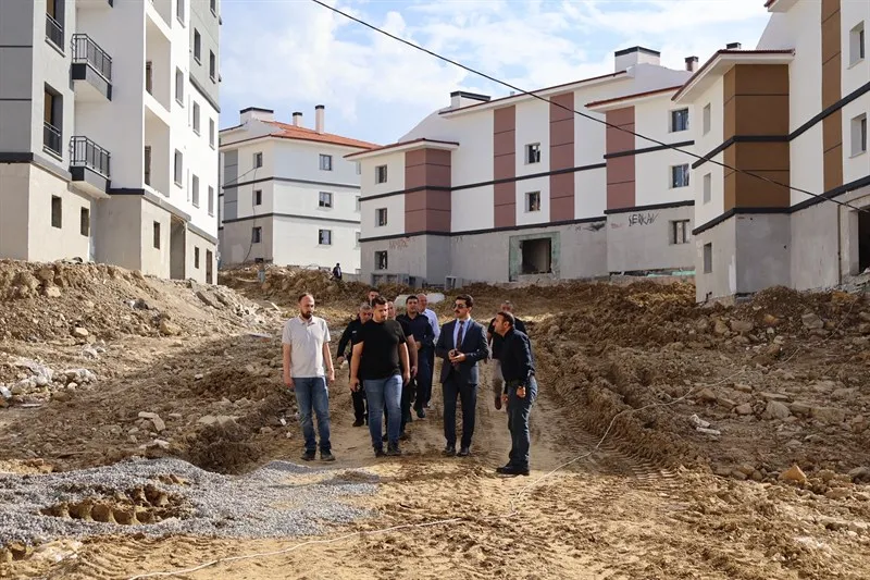 Ferizli Sinanoğlu Mahallesi’nde yapımı devam eden TOKİ konutları yerinde incelendi