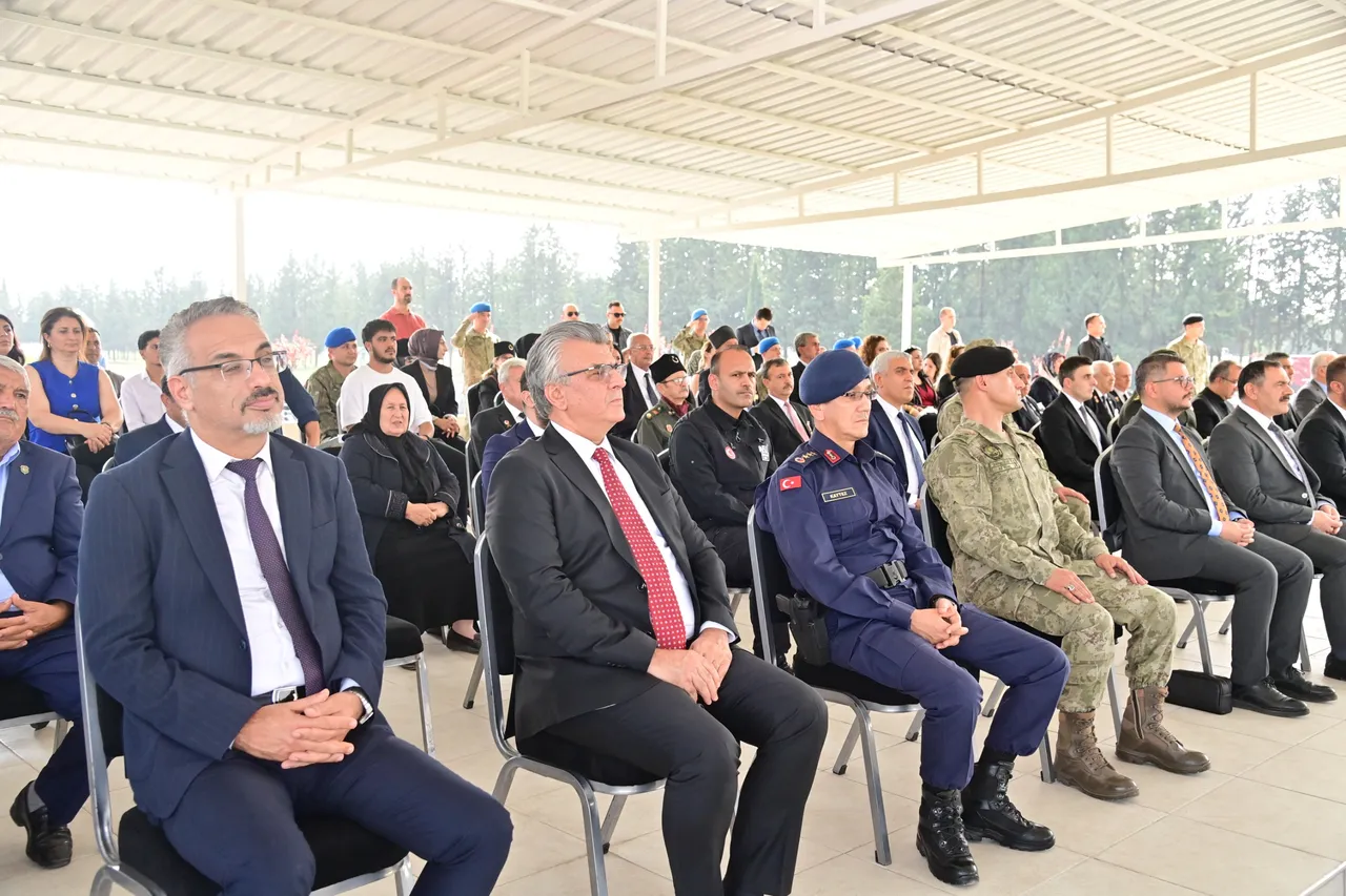 Rektör Vekili ve Rektör Yardımcısı 12’nci Komando Tugay Komutanlığı Sancak Teslim Töreni’ne katıldı