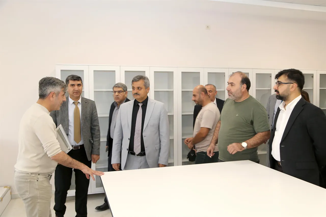 Siirt Üniversitesi Rektörü Şındak, Tıp Fakültesi Morfoloji Binasında incelemelerde bulundu