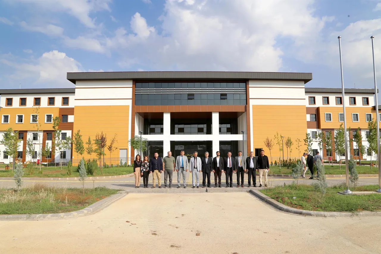Siirt Üniversitesi Rektörü Şındak, Tıp Fakültesi Morfoloji Binasında incelemelerde bulundu