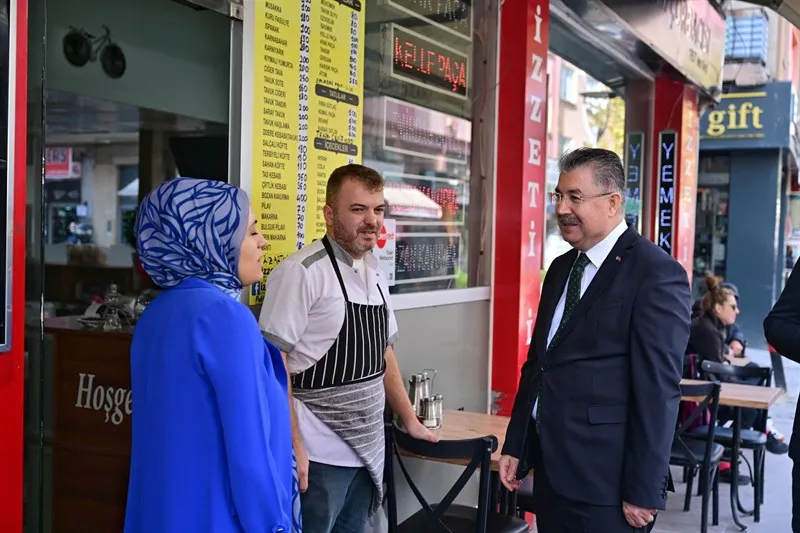 Eskişehir Valisi Yılmaz, İstiklal Mahallesi Demirciler Sokak üzerinde faaliyet gösteren esnafı ziyaret ederek hayırlı ve bereketli kazançlar diledi