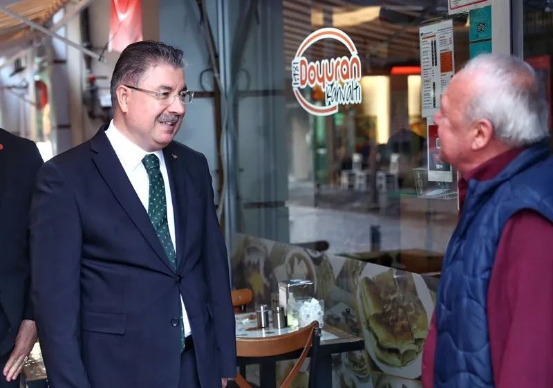 Eskişehir Valisi Yılmaz, İstiklal Mahallesi Demirciler Sokak üzerinde faaliyet gösteren esnafı ziyaret ederek hayırlı ve bereketli kazançlar diledi