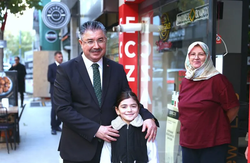 Eskişehir Valisi Yılmaz, İstiklal Mahallesi Demirciler Sokak üzerinde faaliyet gösteren esnafı ziyaret ederek hayırlı ve bereketli kazançlar diledi
