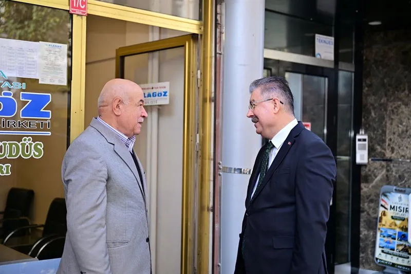 Eskişehir Valisi Yılmaz, İstiklal Mahallesi Demirciler Sokak üzerinde faaliyet gösteren esnafı ziyaret ederek hayırlı ve bereketli kazançlar diledi