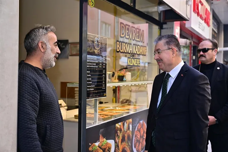Eskişehir Valisi Yılmaz, İstiklal Mahallesi Demirciler Sokak üzerinde faaliyet gösteren esnafı ziyaret ederek hayırlı ve bereketli kazançlar diledi