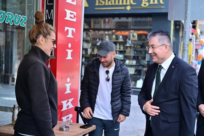 Eskişehir Valisi Yılmaz, İstiklal Mahallesi Demirciler Sokak üzerinde faaliyet gösteren esnafı ziyaret ederek hayırlı ve bereketli kazançlar diledi