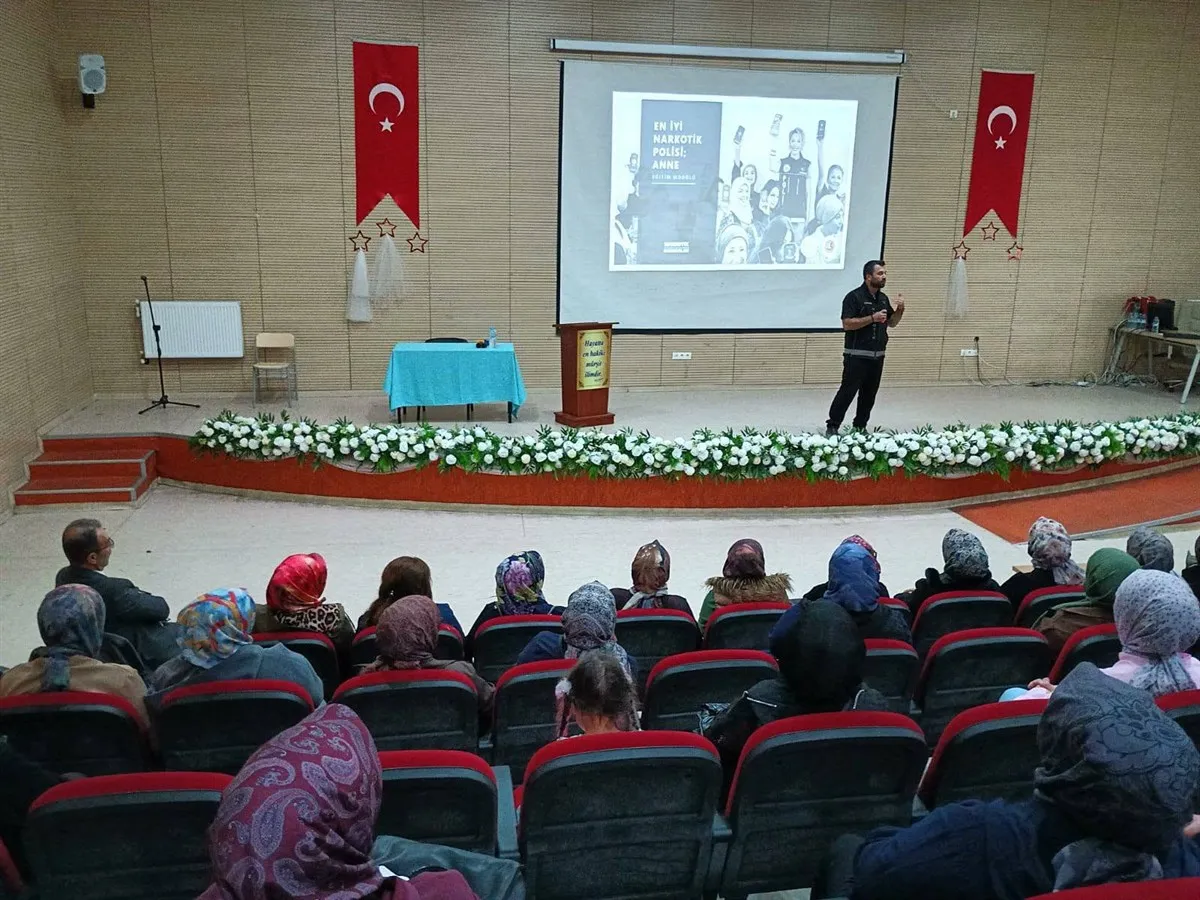 Mamak Kaymakamlığı koordinesinde, “En İyi Narkotik Polisi: Anne” Eğitimi Şehit Erhan Yıldırım İmam Hatip Ortaokulunda yapıldı