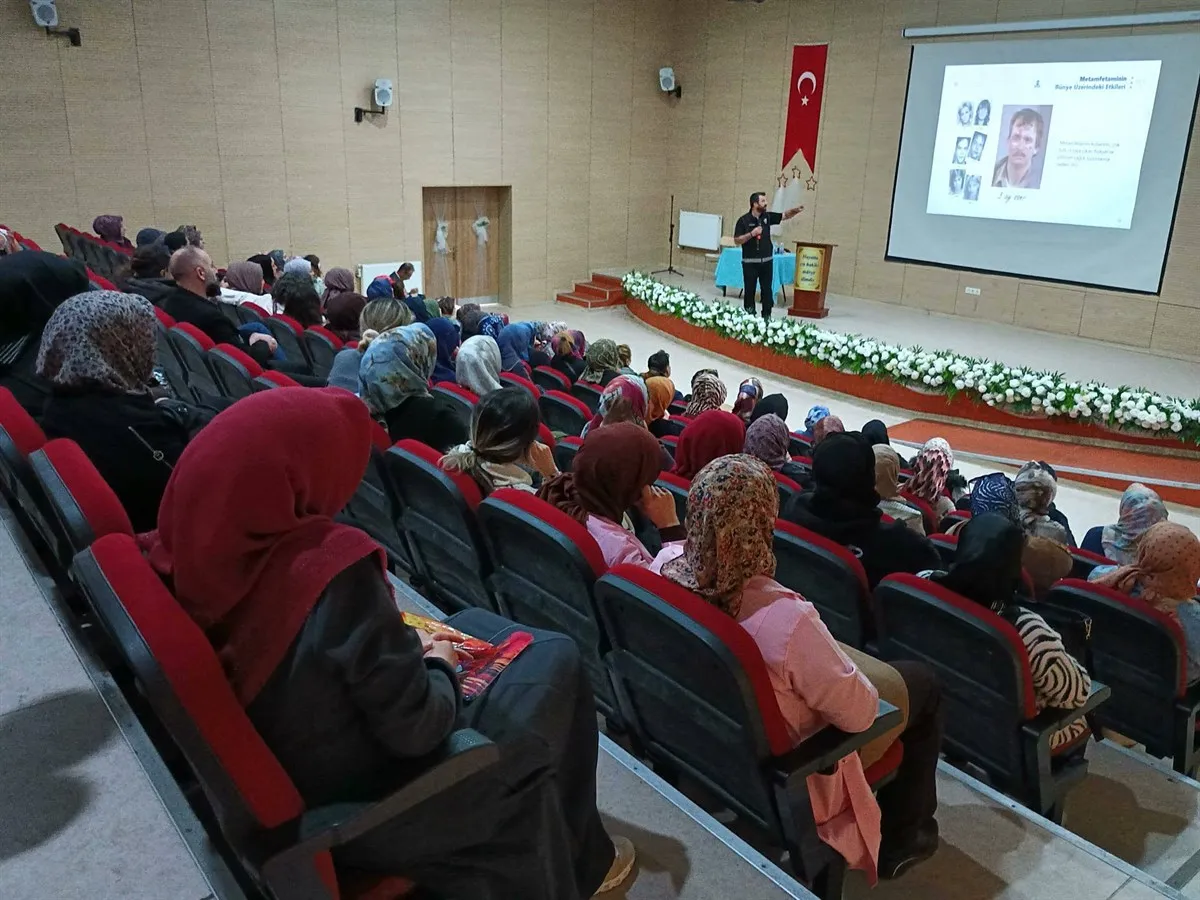 Mamak Kaymakamlığı koordinesinde, “En İyi Narkotik Polisi: Anne” Eğitimi Şehit Erhan Yıldırım İmam Hatip Ortaokulunda yapıldı