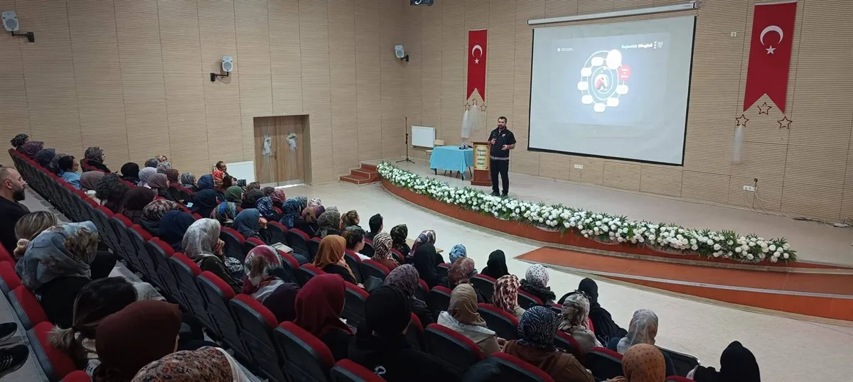 Mamak Kaymakamlığı koordinesinde, “En İyi Narkotik Polisi: Anne” Eğitimi Şehit Erhan Yıldırım İmam Hatip Ortaokulunda yapıldı