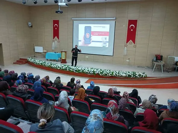 Mamak Kaymakamlığı koordinesinde, “En İyi Narkotik Polisi: Anne” Eğitimi Şehit Erhan Yıldırım İmam Hatip Ortaokulunda yapıldı