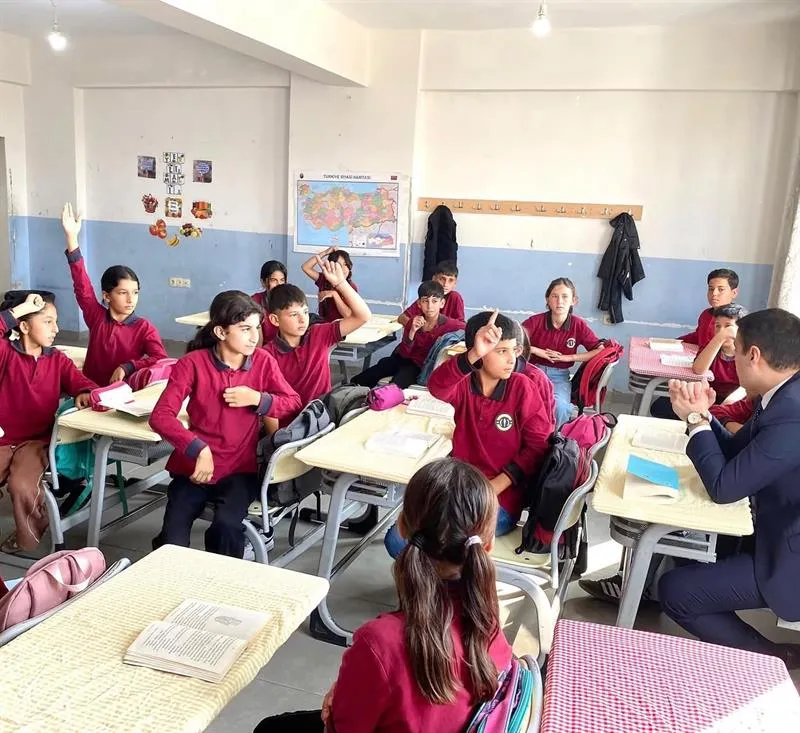 Mazıdağı Kaymakamı Özer, Şanlı Ortaokulunu ziyaret ederek kitap okuma etkinliği gerçekleştirdi