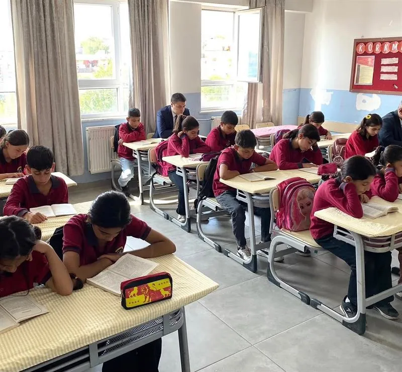 Mazıdağı Kaymakamı Özer, Şanlı Ortaokulunu ziyaret ederek kitap okuma etkinliği gerçekleştirdi