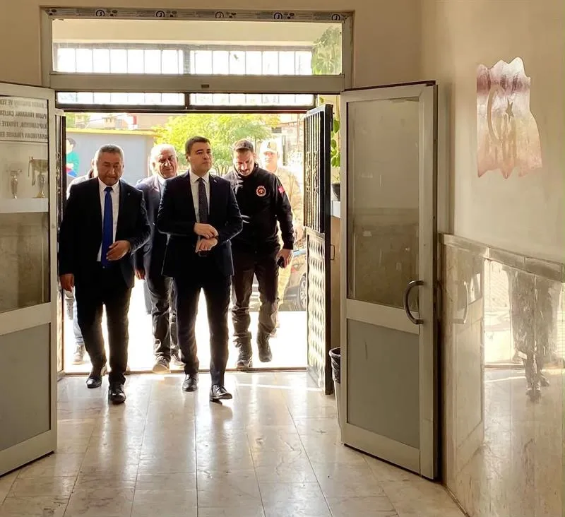 Mazıdağı Kaymakamı Özer, Şanlı Ortaokulunu ziyaret ederek kitap okuma etkinliği gerçekleştirdi