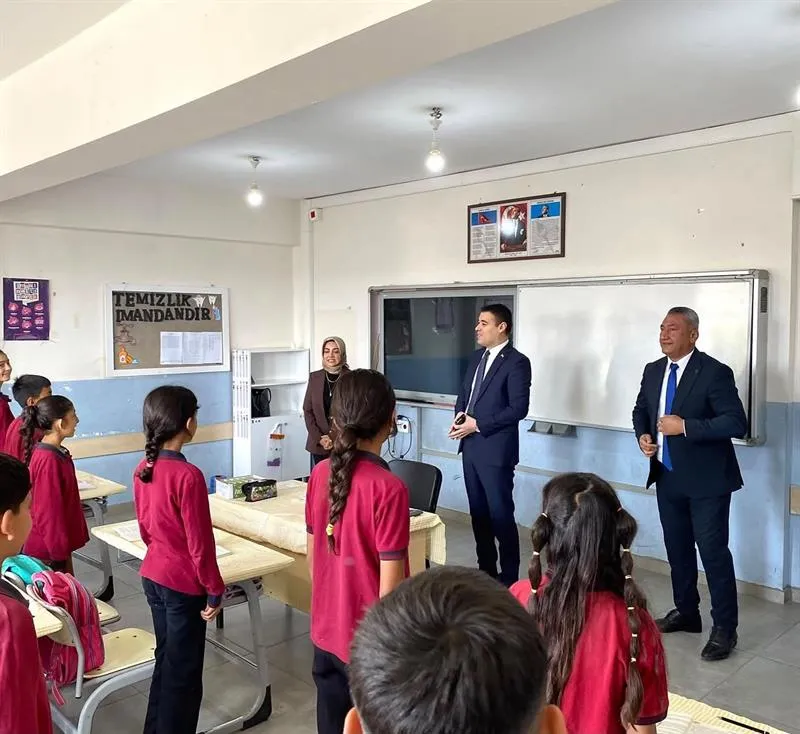 Mazıdağı Kaymakamı Özer, Şanlı Ortaokulunu ziyaret ederek kitap okuma etkinliği gerçekleştirdi