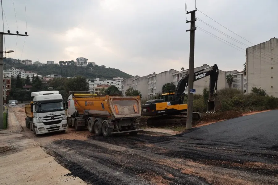 Gebze’de mahallelerde asfalt çalışmaları sürüyor