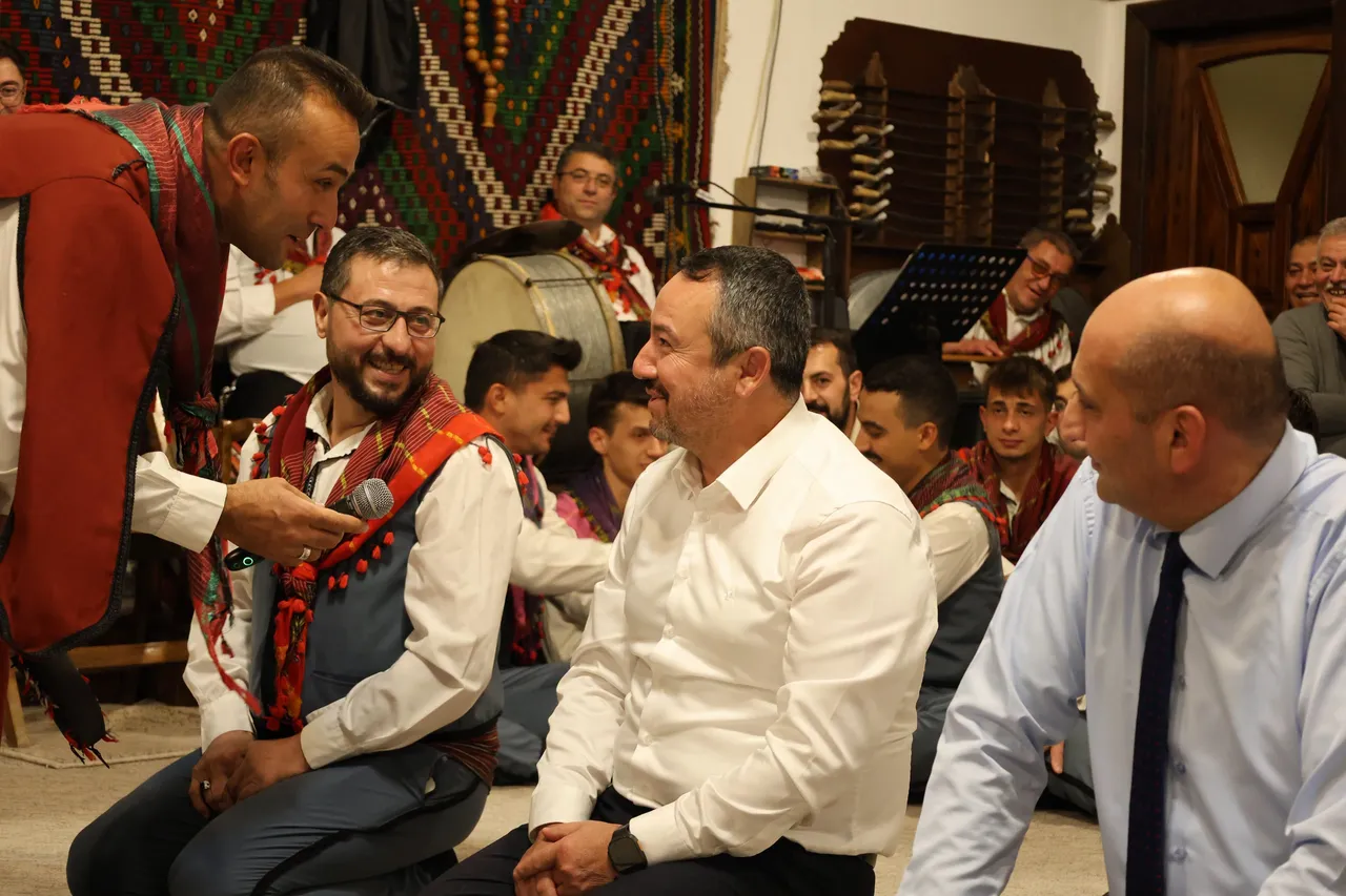 Sandıklı Belediye Başkanı Adnan Öztaş, şehit ve gazi aileleri onuruna düzenlenen Yaren Gecesi programına katıldı
