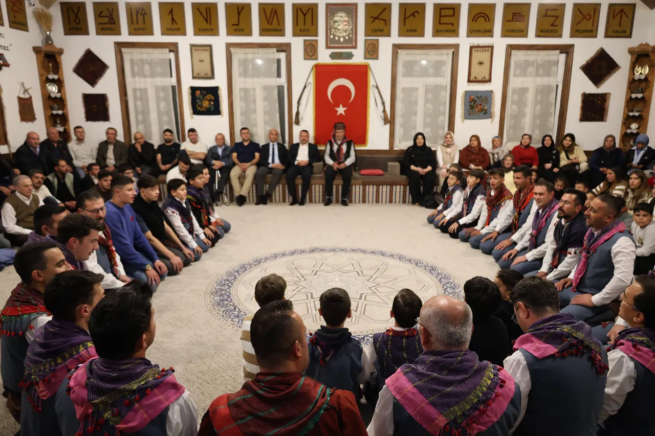 Sandıklı Belediye Başkanı Adnan Öztaş, şehit ve gazi aileleri onuruna düzenlenen Yaren Gecesi programına katıldı