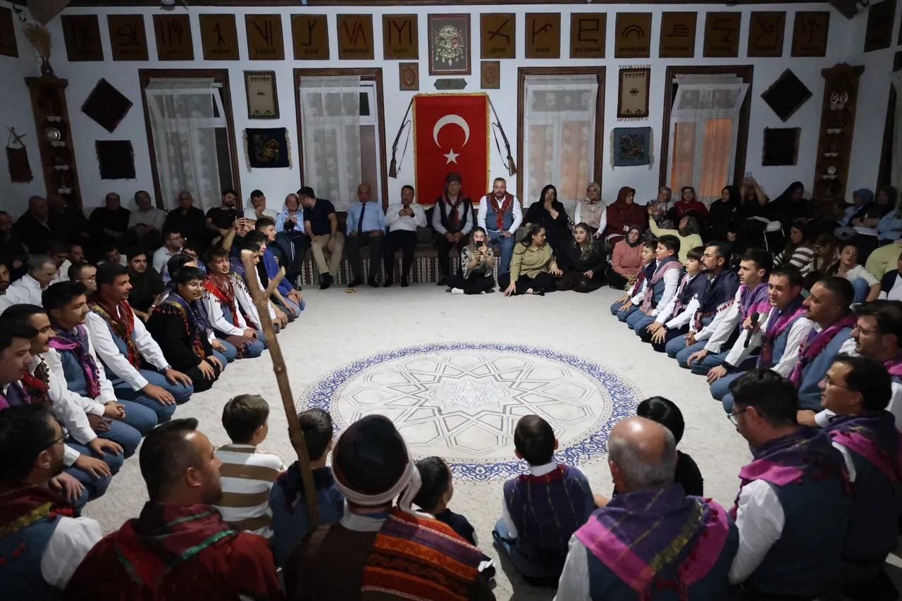 Sandıklı Belediye Başkanı Adnan Öztaş, şehit ve gazi aileleri onuruna düzenlenen Yaren Gecesi programına katıldı