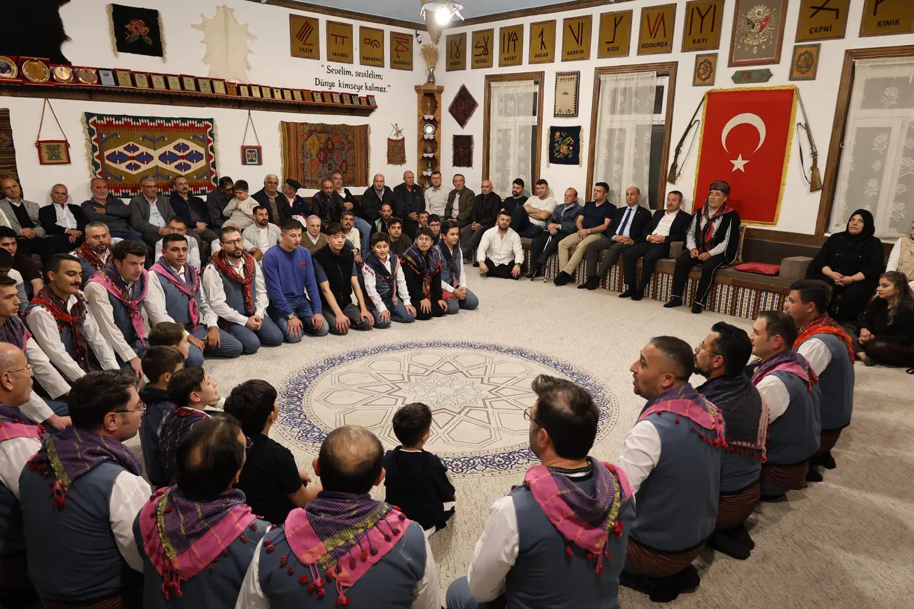 Sandıklı Belediye Başkanı Adnan Öztaş, şehit ve gazi aileleri onuruna düzenlenen Yaren Gecesi programına katıldı