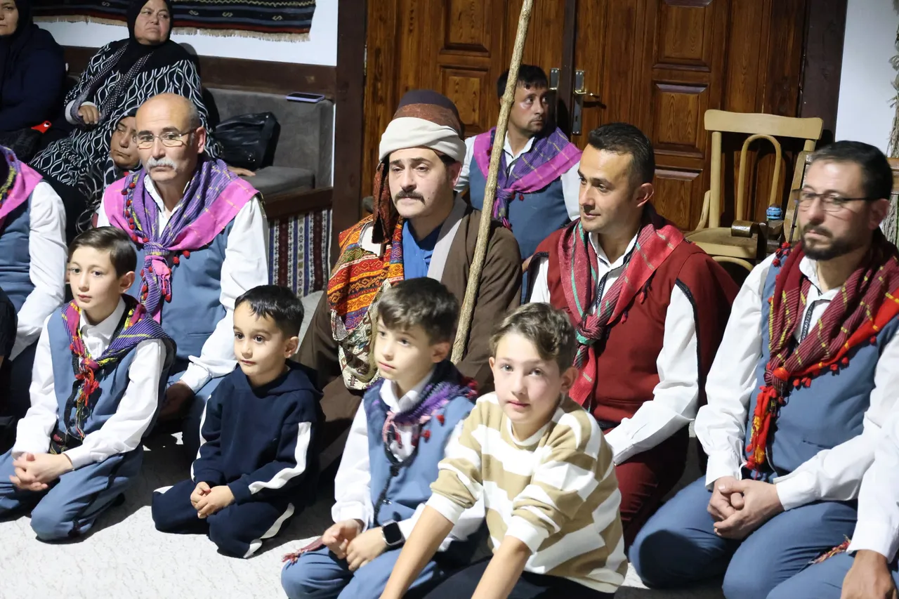 Sandıklı Belediye Başkanı Adnan Öztaş, şehit ve gazi aileleri onuruna düzenlenen Yaren Gecesi programına katıldı