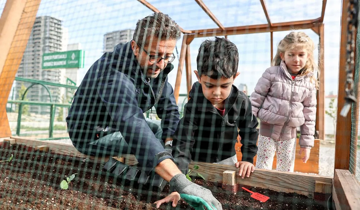 Minik eller kışlık sebzeleri toprakla buluşturdu