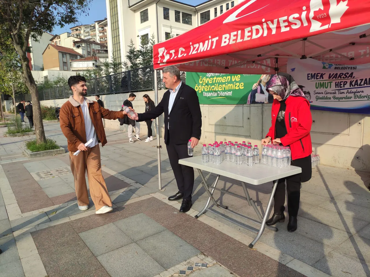 İzmit Belediyesi KPSS Ortaöğretim sınavına giren adayları yalnız bırakmadı
