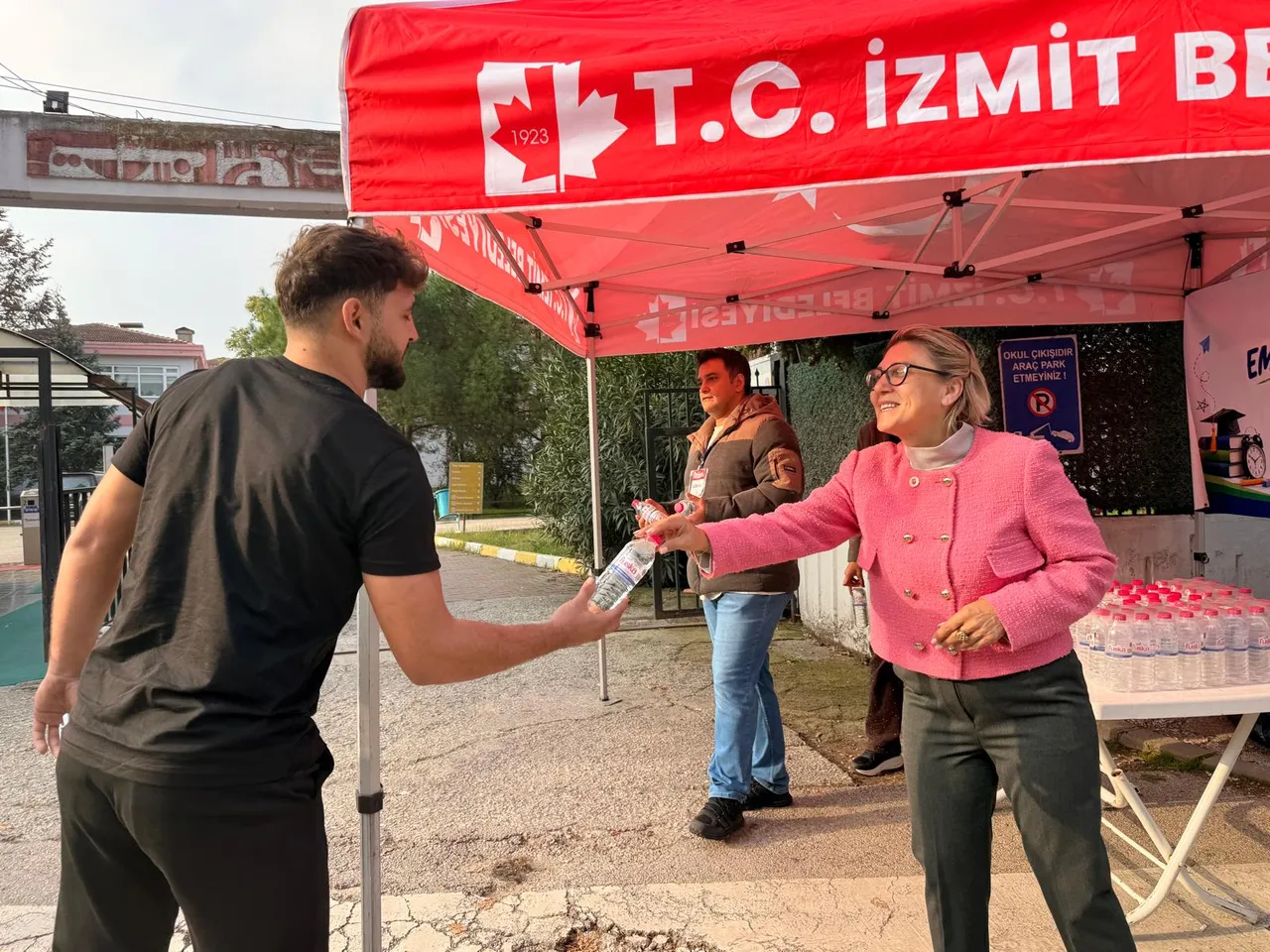 İzmit Belediyesi KPSS Ortaöğretim sınavına giren adayları yalnız bırakmadı