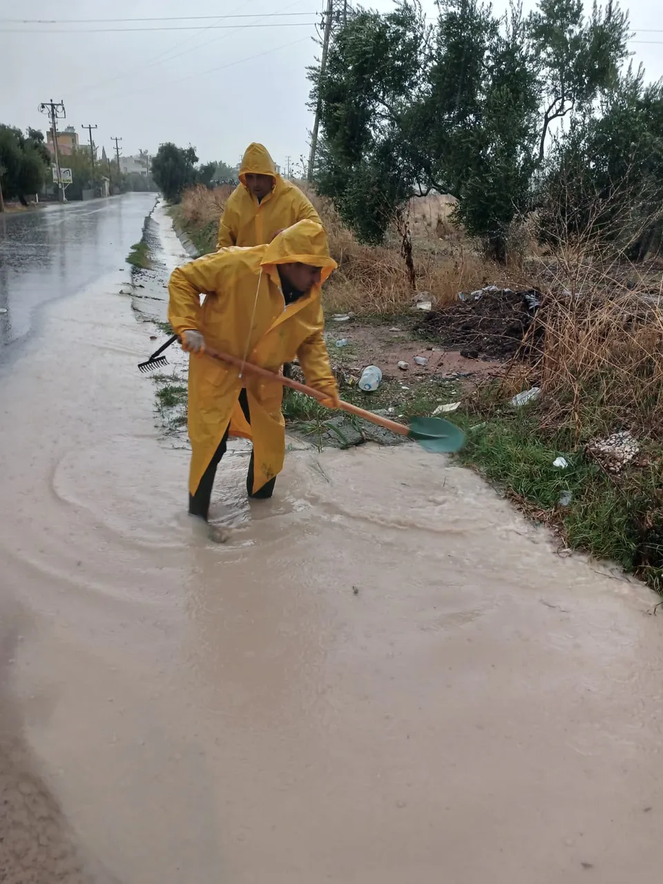 Sağanakla gelen olaylara Büyükşehir ekiplerinden müdahale