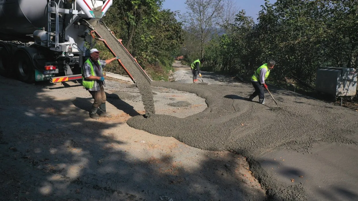 İkizce Yoğunoluk Mahallesi’nde beton yol çalışması