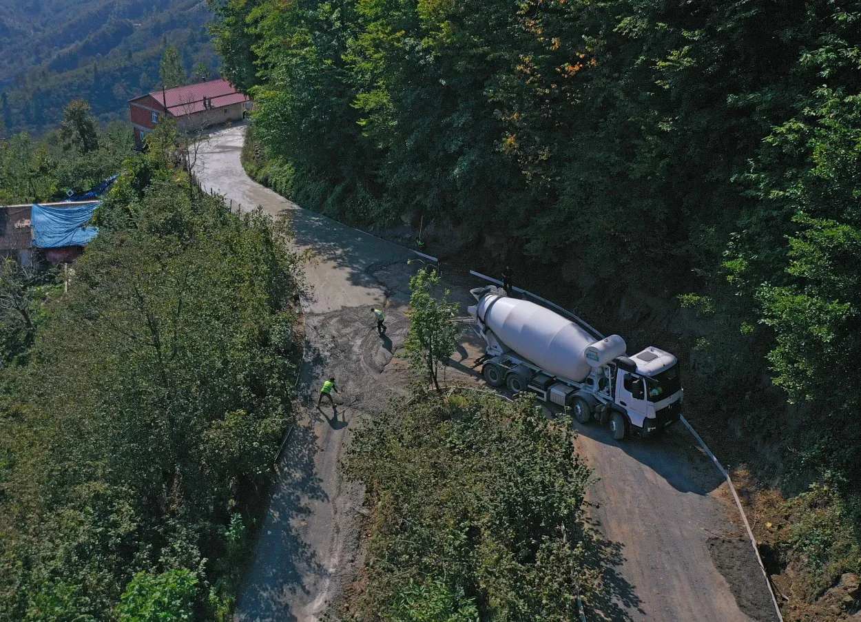 İkizce Yoğunoluk Mahallesi’nde beton yol çalışması