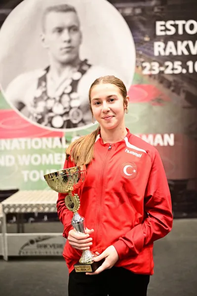 Atakum Belediyesporun yıldız sporcusu, güreşte dünya şampiyonu oldu