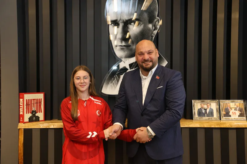 Atakum Belediyesporun yıldız sporcusu, güreşte dünya şampiyonu oldu