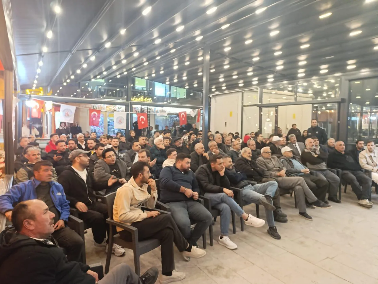 Derbi Heyecanı Belediyesi Sosyal Tesislerinde dev ekranda yaşanıyor