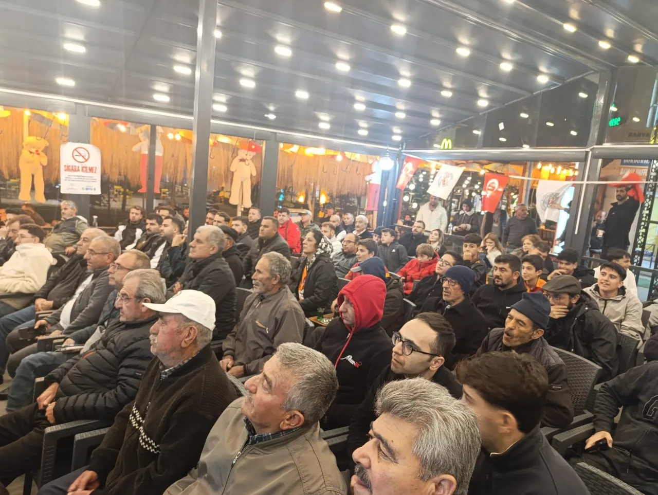Derbi Heyecanı Belediyesi Sosyal Tesislerinde dev ekranda yaşanıyor