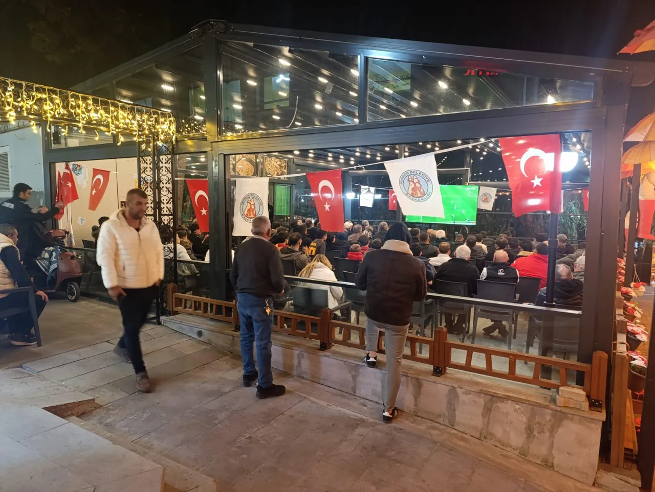Derbi Heyecanı Belediyesi Sosyal Tesislerinde dev ekranda yaşanıyor